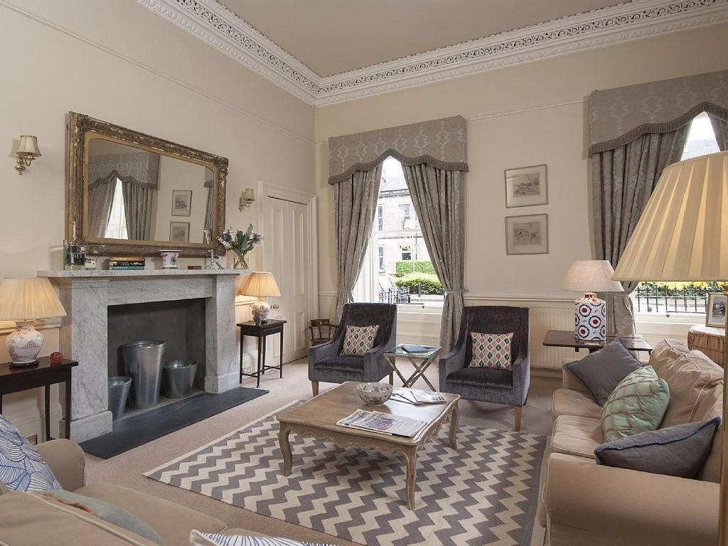 uma sala de estar com um sofá e uma lareira em 1 Bellevue Terrace em Edinburgo