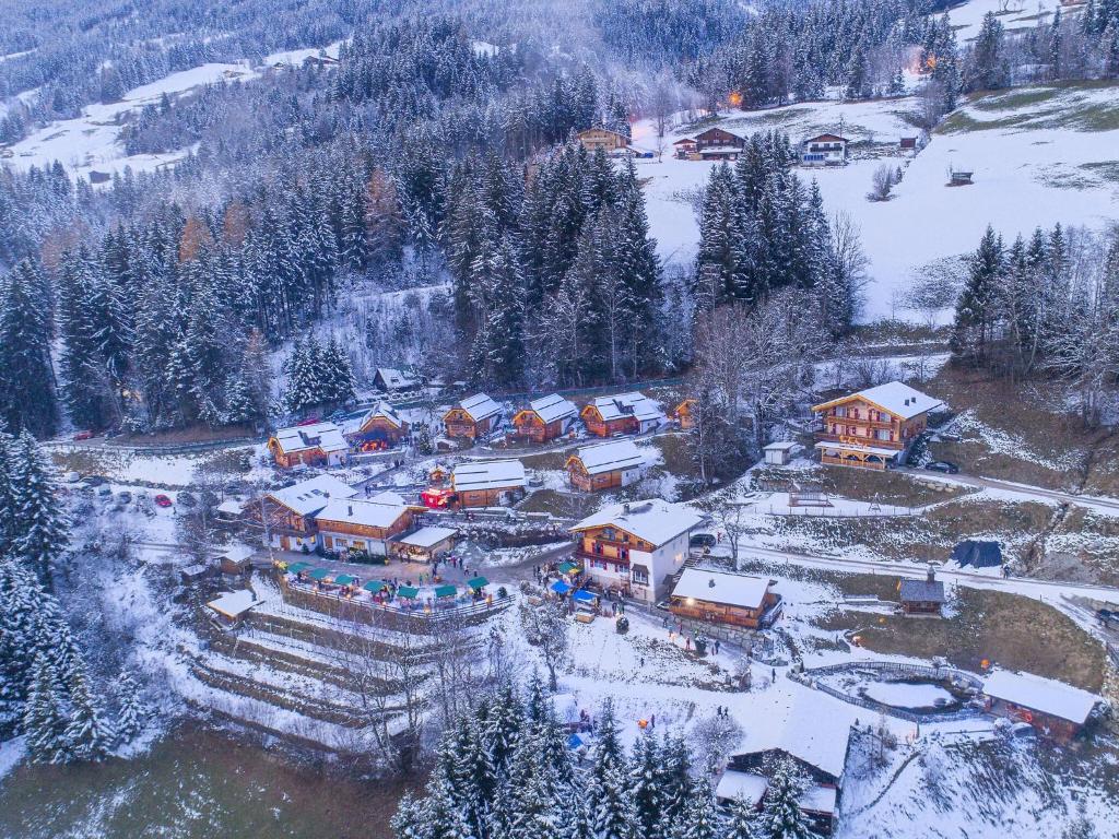 纽科琴格罗斯夫Chalet in Neukirchen for 4 people的雪地中度假村的空中景观