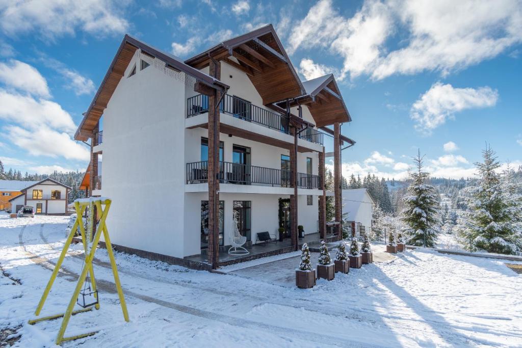 une maison dans la neige en hiver dans l'établissement Chillax, à Bukovel