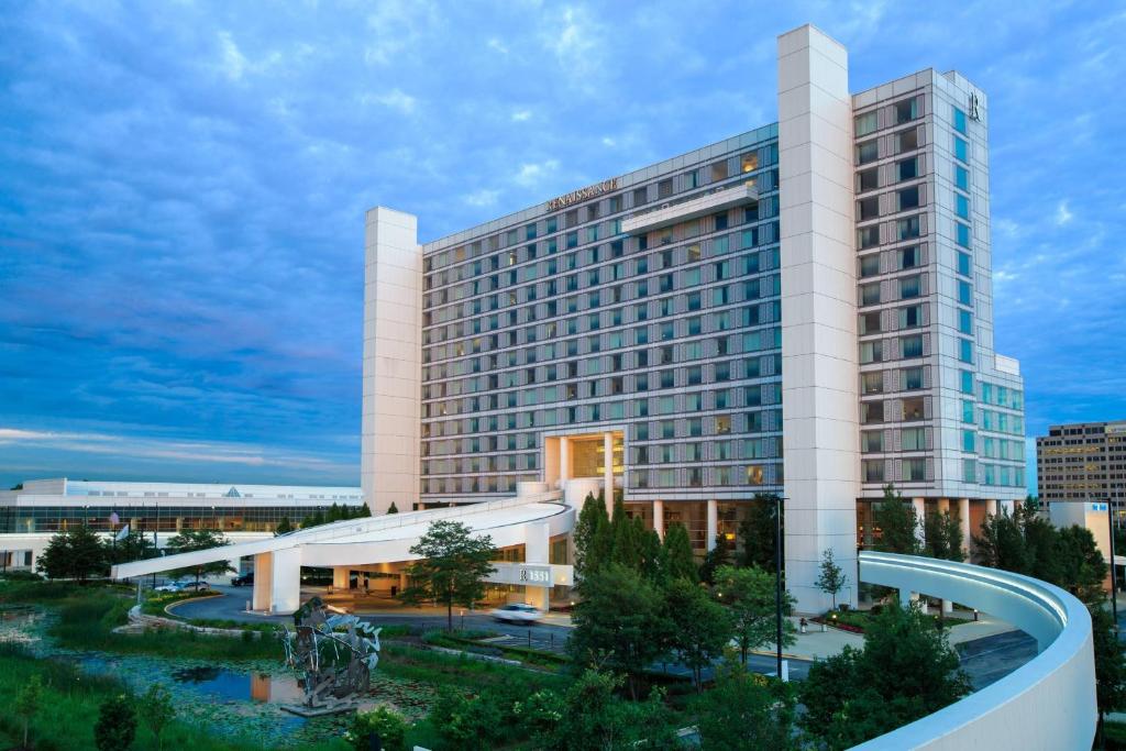 een weergave van een hotelgebouw bij Renaissance Schaumburg Convention Center Hotel in Schaumburg