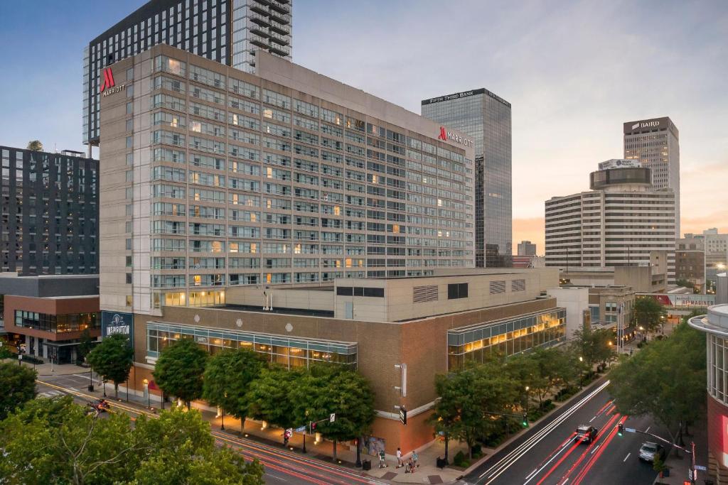 un grande edificio in una città con una strada di Louisville Marriott Downtown a Louisville