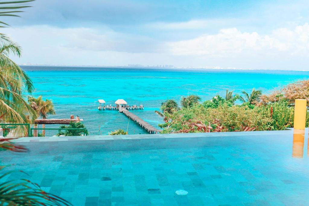 uma piscina com vista para o oceano em Casa de los Sueños Hotel Boutique em Ilha das Mulheres