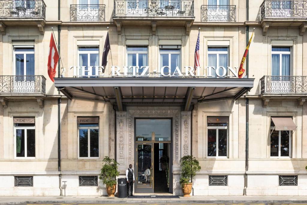 A fachada ou entrada em The Ritz-Carlton Hotel de la Paix, Geneva