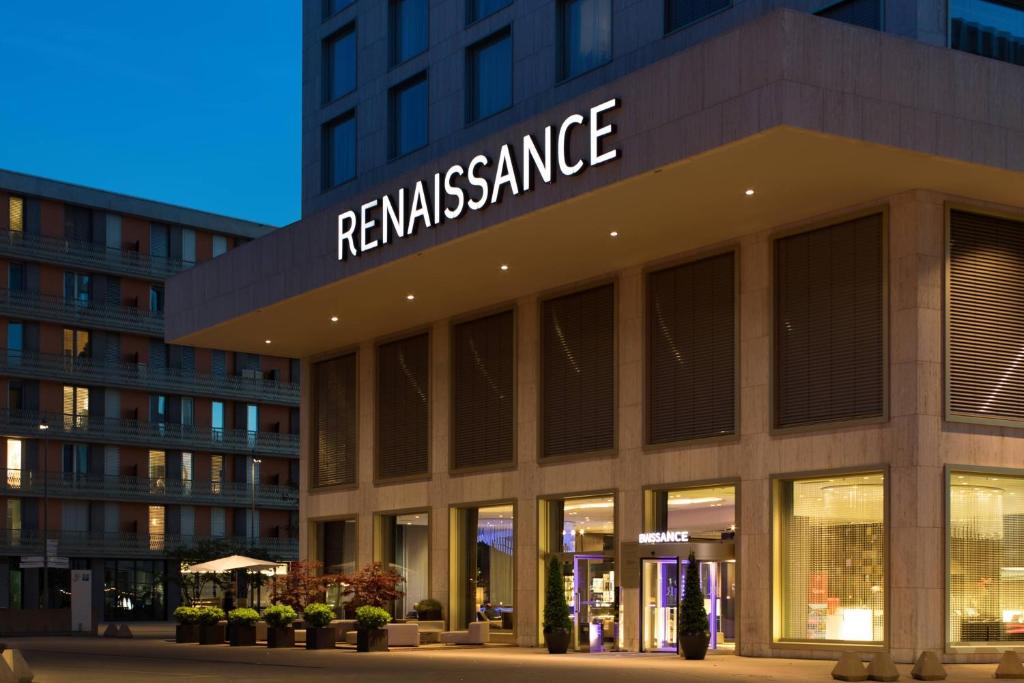 un edificio con un signo que da seguridad en Renaissance Zurich Tower Hotel, en Zúrich