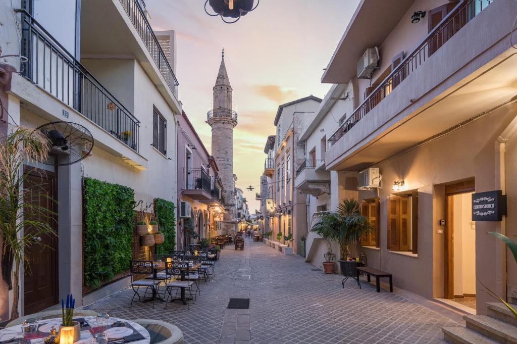 une rue avec une tour d'horloge au loin dans l'établissement Centro Storico, à La Canée