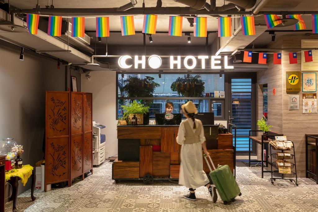 Ett certifikat, pris eller annat dokument som visas upp på Cho Hotel 3