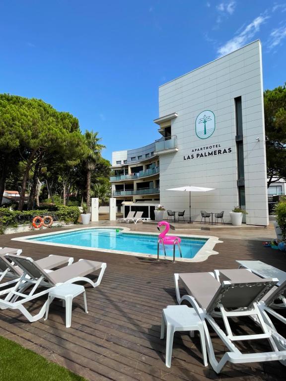 Бассейн в Aparthotel Las Palmeras Castelldefels или поблизости