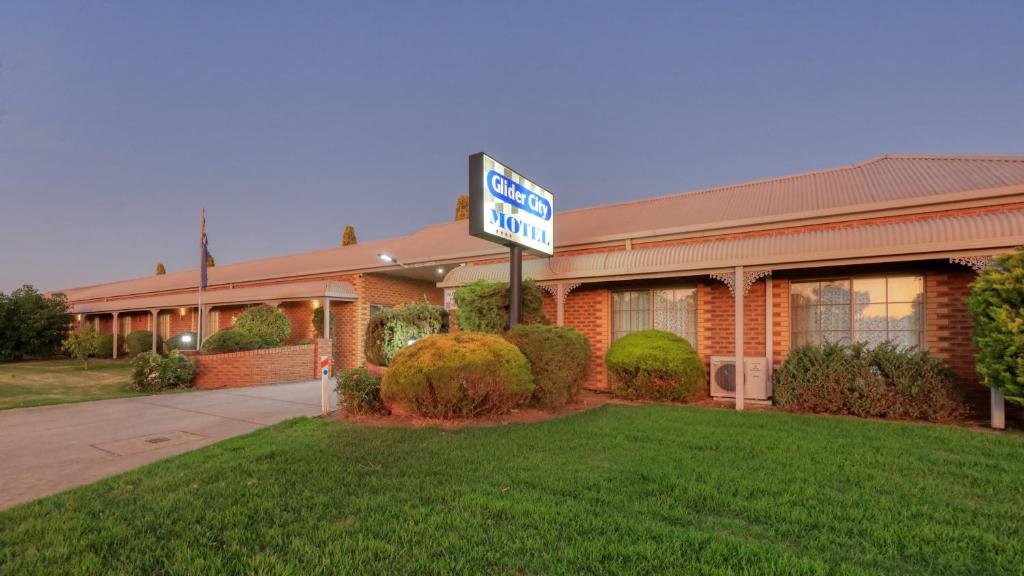 ein Hotel mit einem Schild vor einem Gebäude in der Unterkunft Glider City Motel Benalla in Benalla