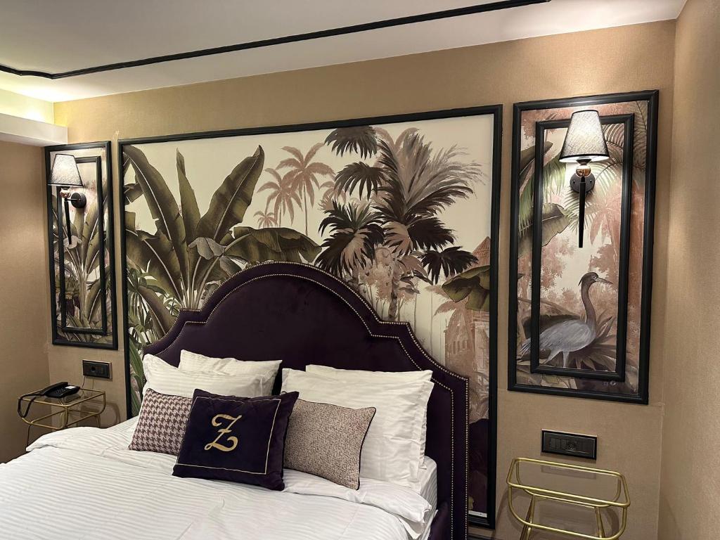 um quarto com uma cama com uma grande pintura na parede em The New Hotel Zeybek em Izmir