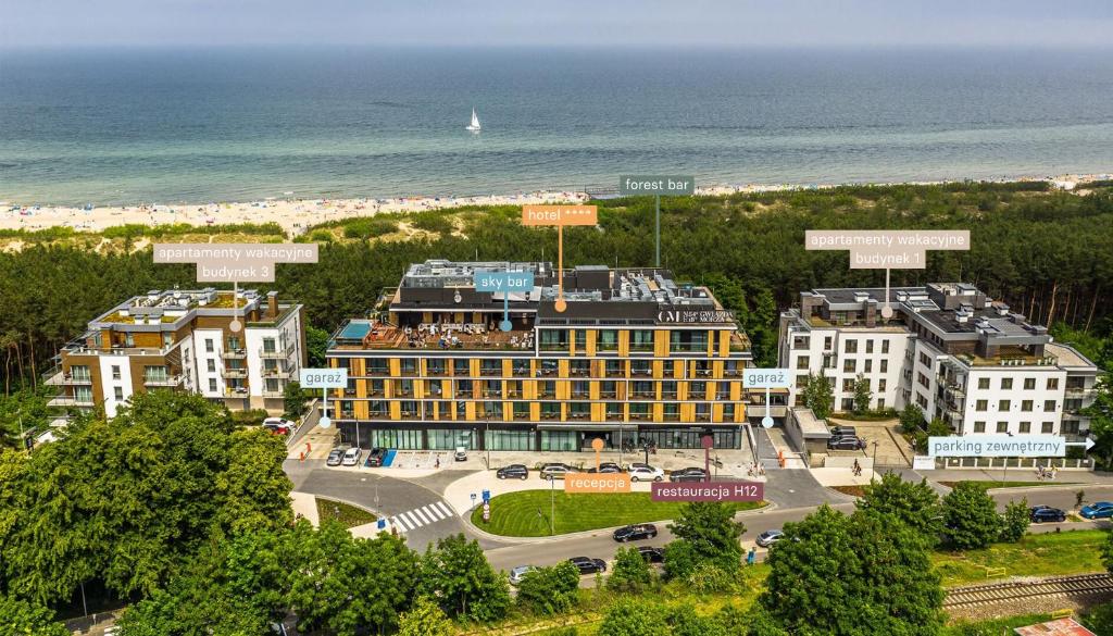 eine Luftansicht eines Gebäudes mit Meerblick im Hintergrund in der Unterkunft Gwiazda Morza Resort SPA&SPORT in Władysławowo