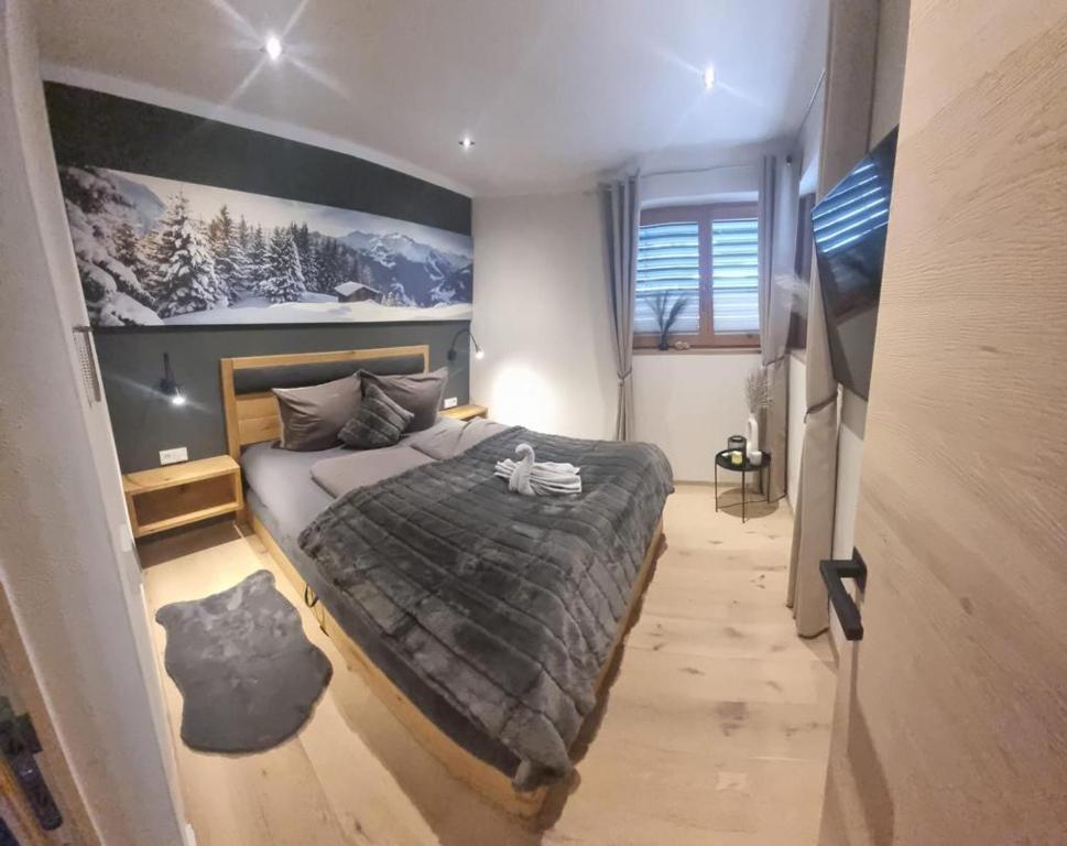 um quarto com uma cama grande num quarto em Appartement Krismer em Fügen