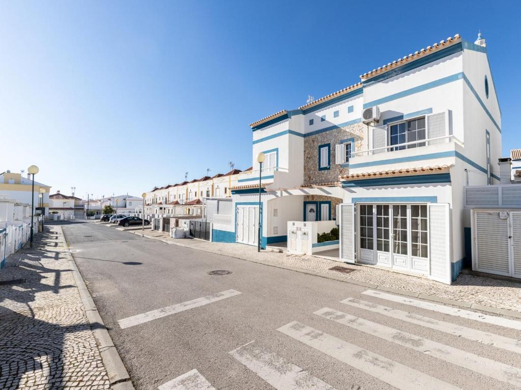 uma rua com um edifício branco ao lado de uma estrada em Akivillas Manta Rota Shell II na Manta Rota