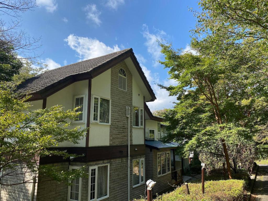 una casa con techo de gambrel en Klingelbaer, en Hakone