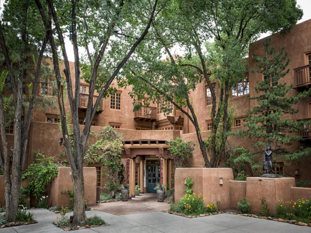 una vista exterior de un edificio con árboles en Hotel Santa Fe, en Santa Fe