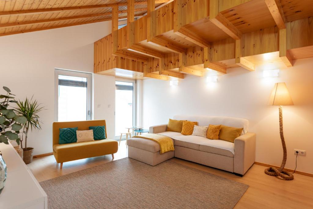 a living room with a couch and a chair at Apartamento Férias (Apartamento Norte) in Costa Nova