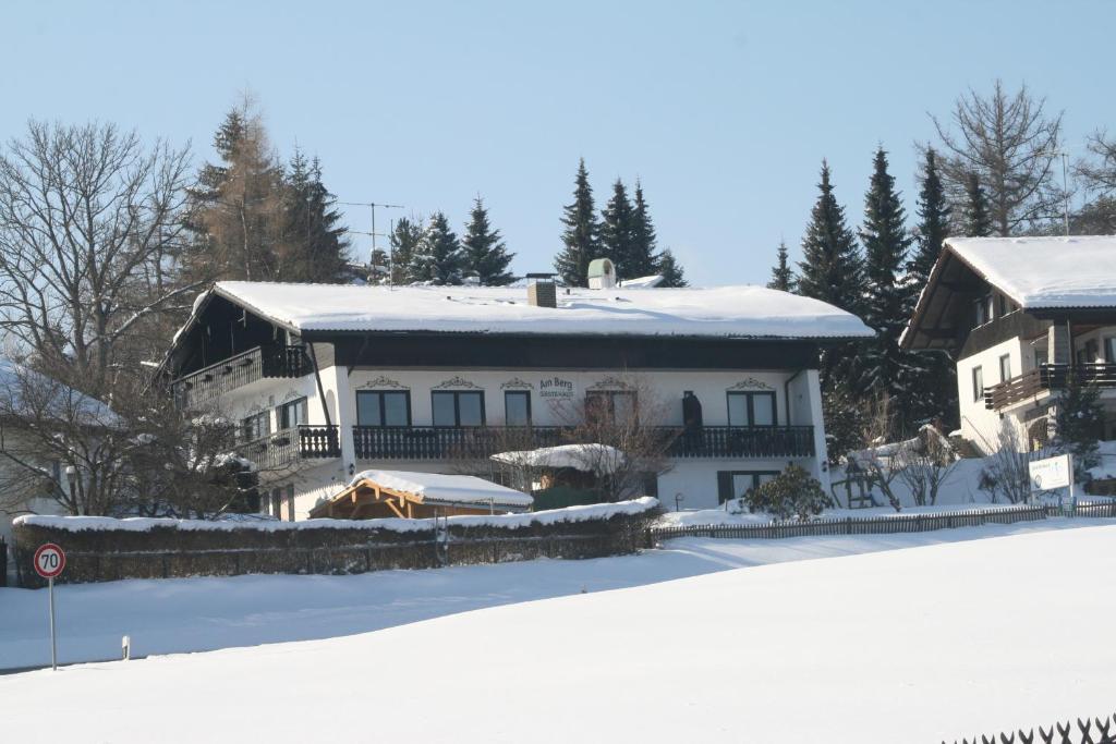 Gästehaus am Berg žiemą