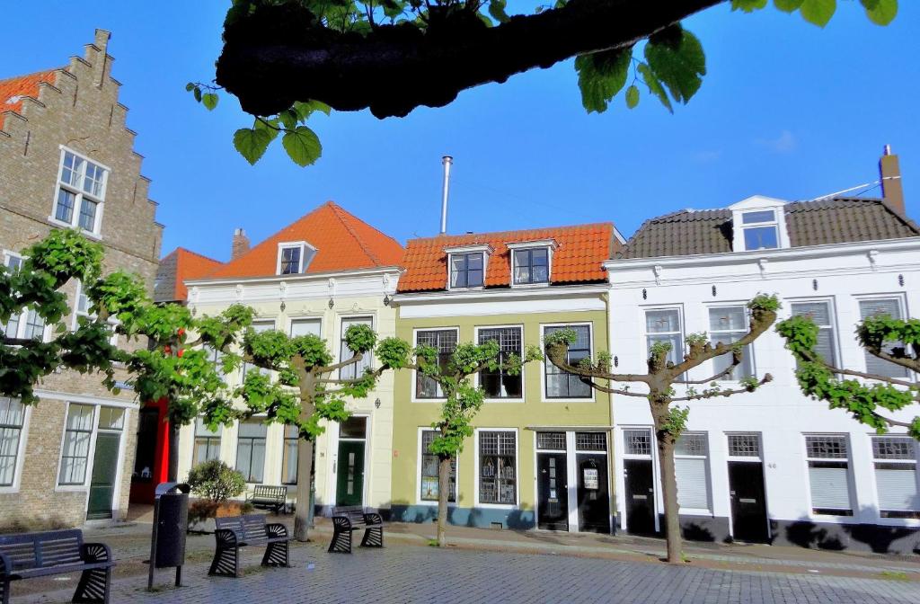 un gruppo di edifici con alberi di fronte ad essi di B&B Vierwinden a Vlissingen