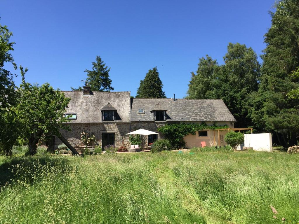 ein altes Steinhaus mitten auf einem Feld in der Unterkunft L'Hôtié de Brocéliande à Paimpont, au coeur des sites naturels et légendaires in Paimpont