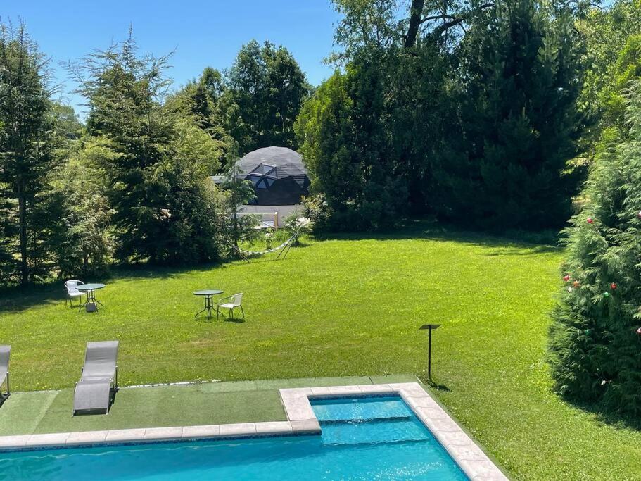 A piscina localizada em Domo Osorno ou nos arredores