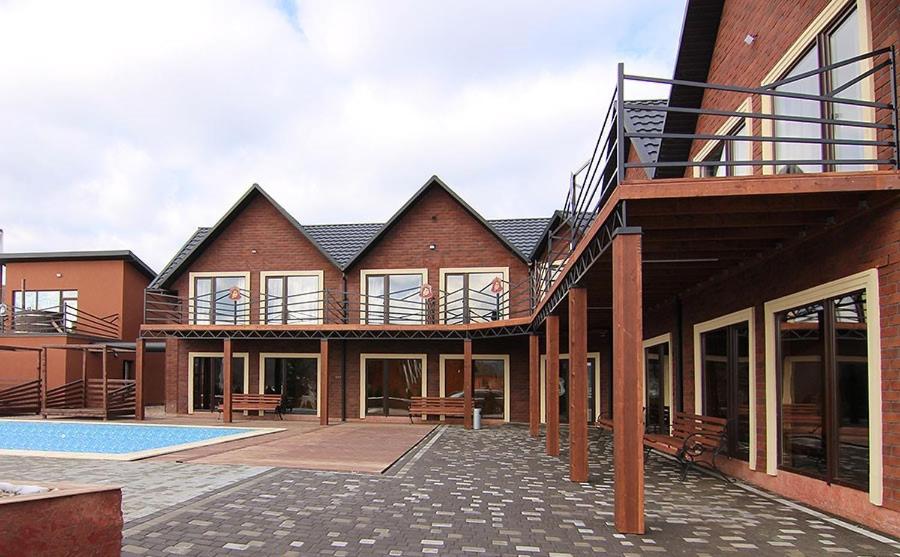 ein Haus mit einem Innenhof mit einem Pool in der Unterkunft Four Seasons In Carpathians in Myhowe