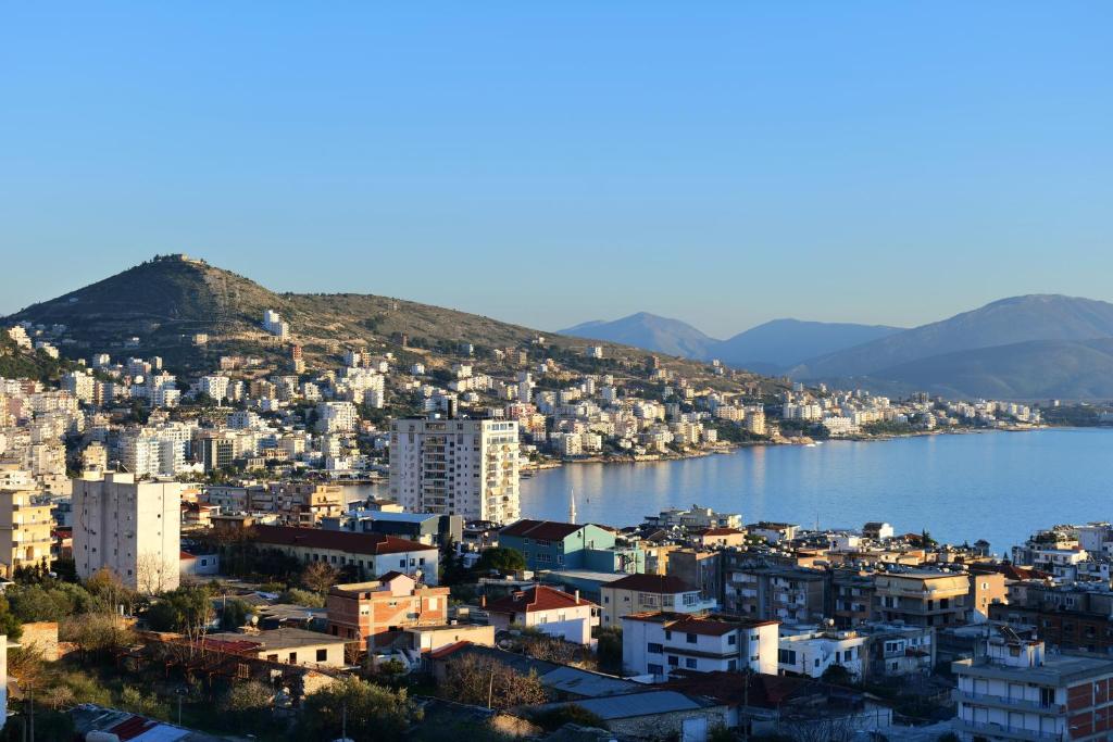 una ciudad junto a un cuerpo de agua con edificios en Davide Rooms, en Sarandë