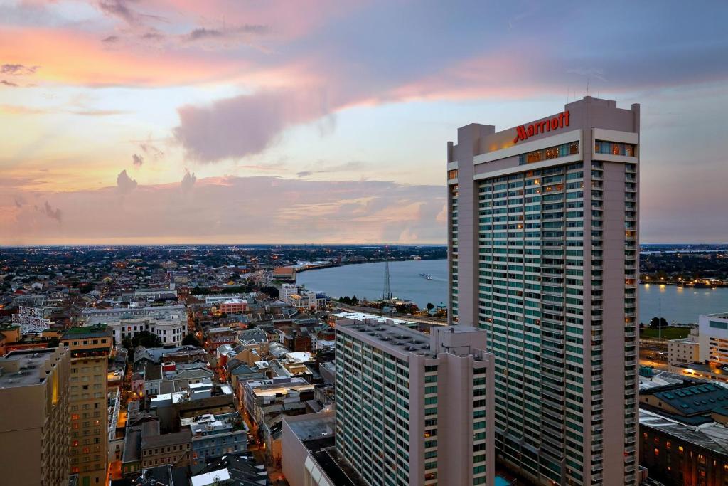 - une vue sur une ville avec un grand bâtiment dans l'établissement New Orleans Marriott, à La Nouvelle-Orléans