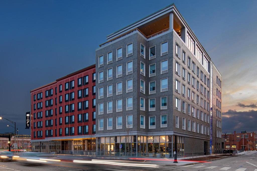 een hoog gebouw in een stadsstraat met verkeer bij Aloft Providence Downtown in Providence