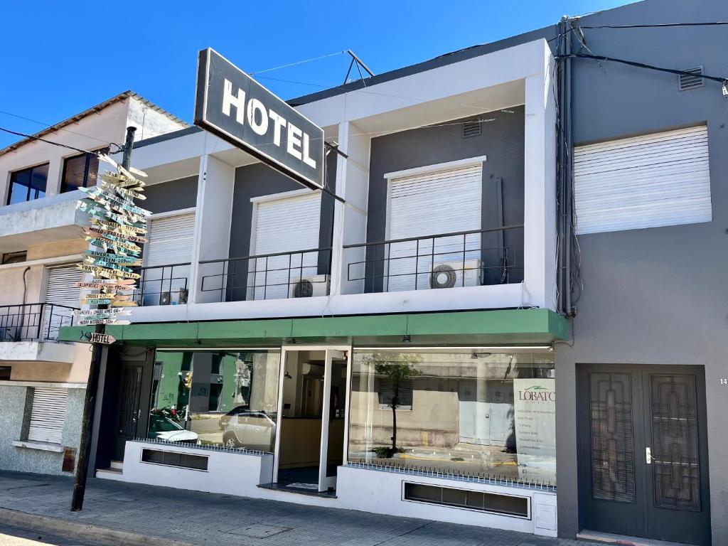 ein Geschäft vor einem Hotel auf einer Straße in der Unterkunft Hotel Lobato in Paysandú