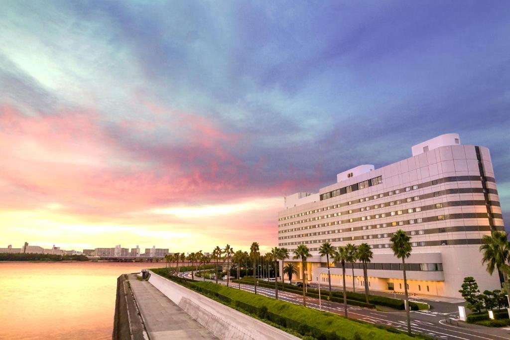 ein großes Gebäude neben einem Wasserkörper in der Unterkunft Tokyo Bay Maihama Hotel First Resort in Urayasu