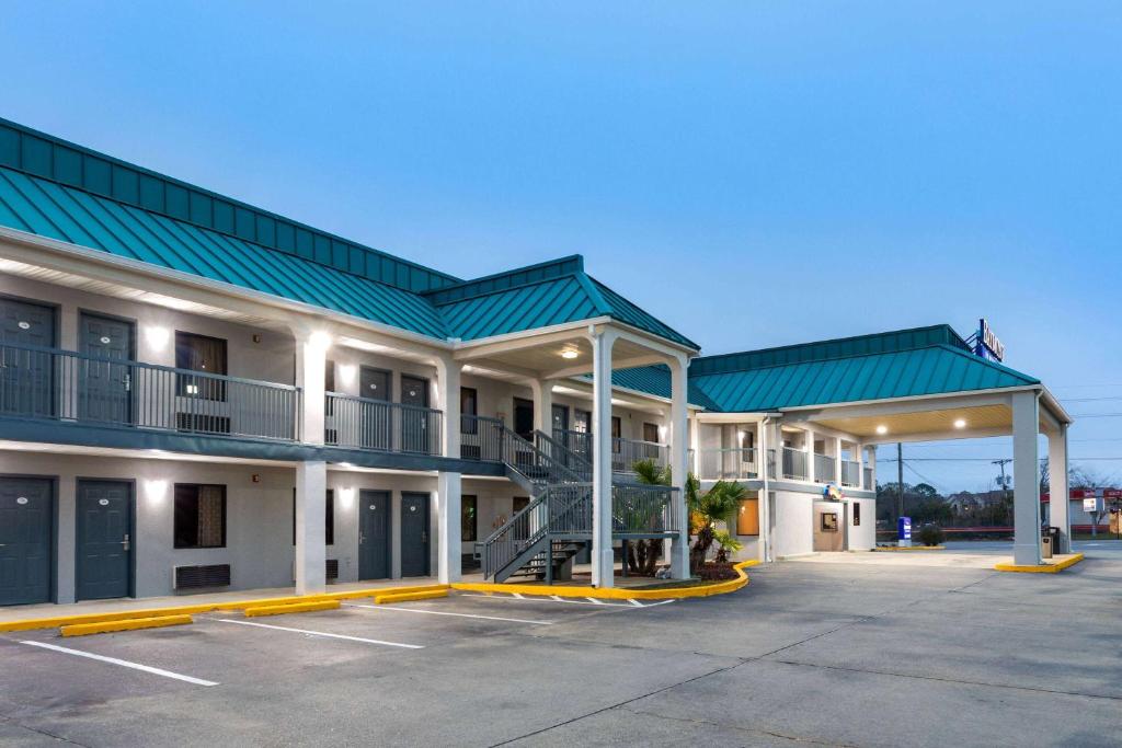 pusty parking przed hotelem w obiekcie Baymont by Wyndham Biloxi - Ocean Springs w mieście Biloxi