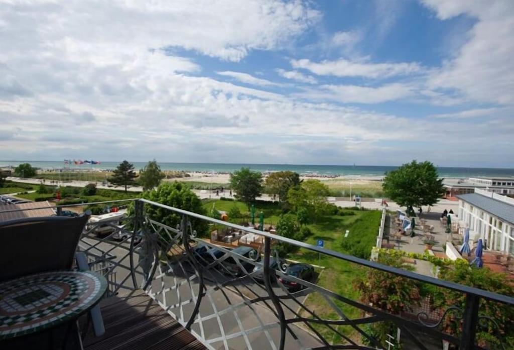 balcón con vistas al océano en Villa Seeblick Warnemünde - Fewo mit Meerblick und Balkon direkt am Strand für 2-4 Pers, en Rostock