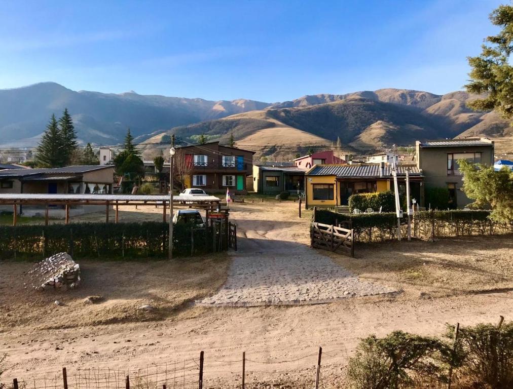 Une petite ville avec des maisons et des montagnes en arrière-plan dans l'établissement Cabañas Cultura Tafi, à Tafí del Valle