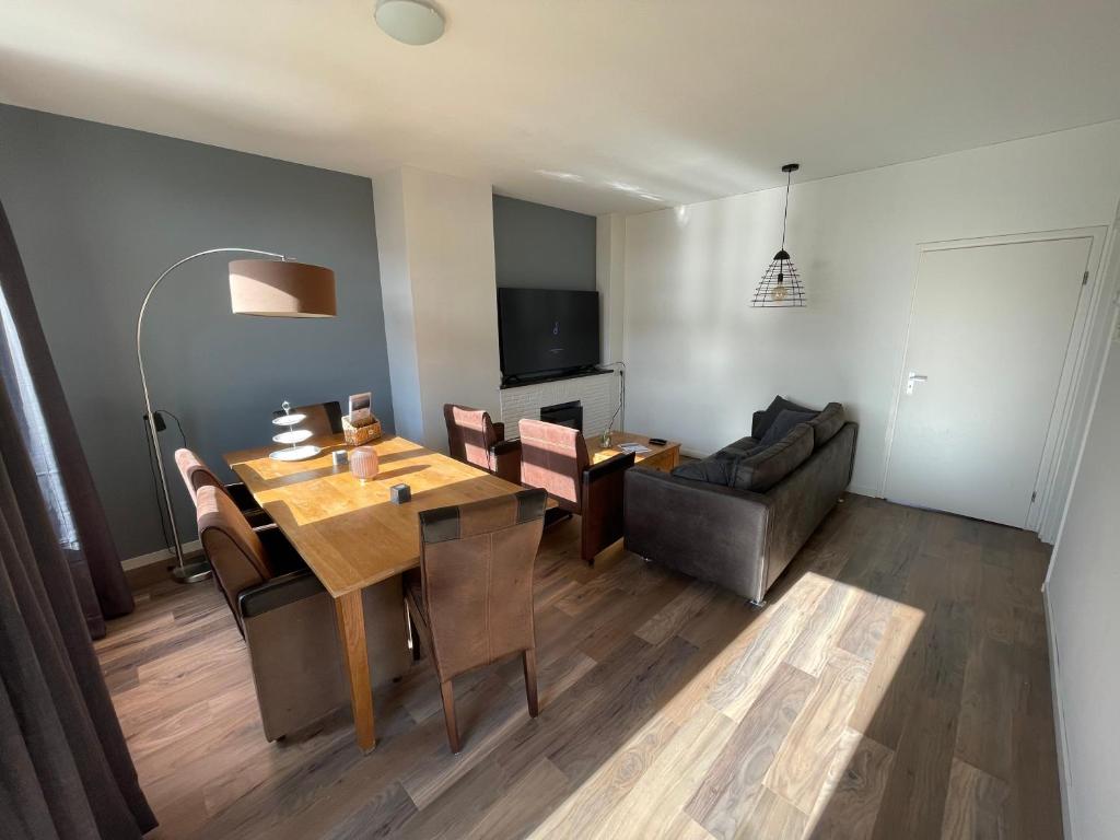 - un salon avec une table à manger et un canapé dans l'établissement Topsleep Apartments 24-2, à Arnhem