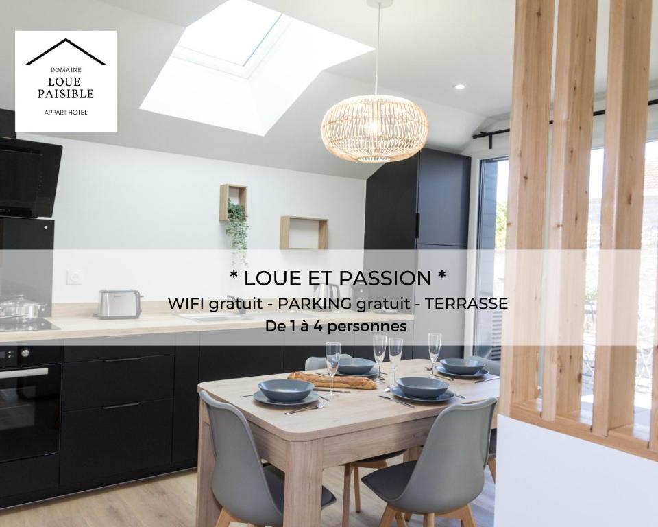 ChouzelotLOUE ET PASSION - DOMAINE LOUE PAISIBLE - Calme - Terrasse - Parking的厨房配有桌椅和灯具