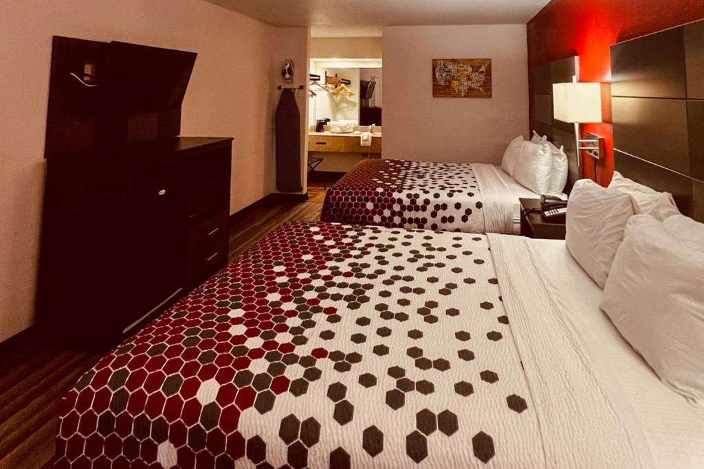 Tempat tidur dalam kamar di Econo Lodge Inn & Suites Downtown San Antonio Riverwalk Area