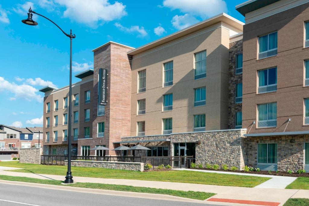 Fairfield Inn & Suites by Marriott Indianapolis Carmel في كارميل: واجهة الفندق