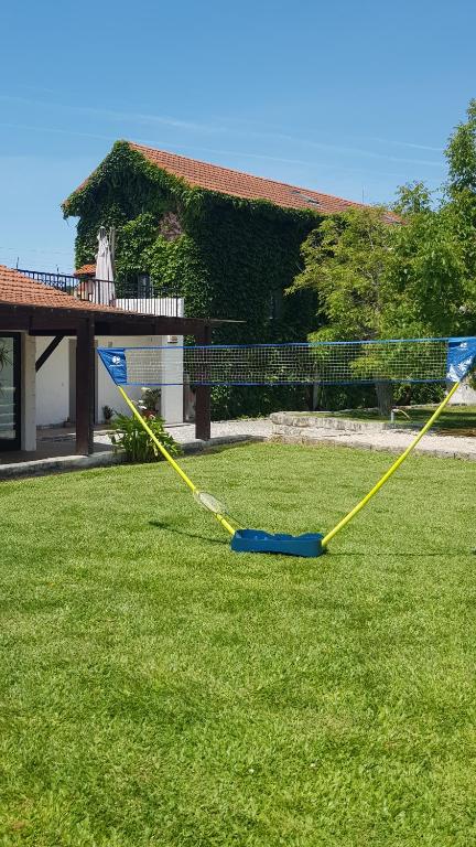 een geel en blauw touw op het gras in een tuin bij Casa Agrícola Do Limonete in Figueira da Foz