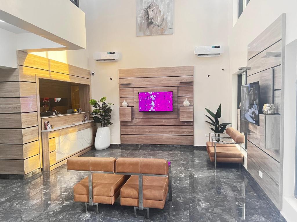 Uma TV ou centro de entretenimento em De Rigg Place Embassy