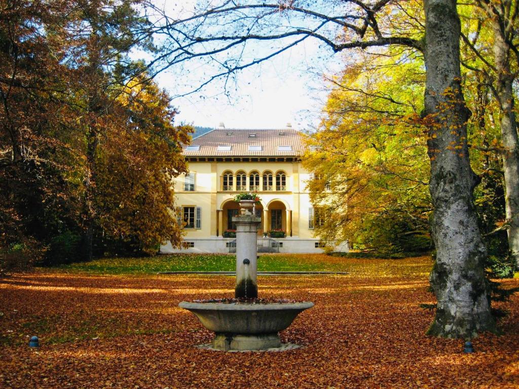 Um jardim em Maison Suchard, tradition & elegance in the Jura