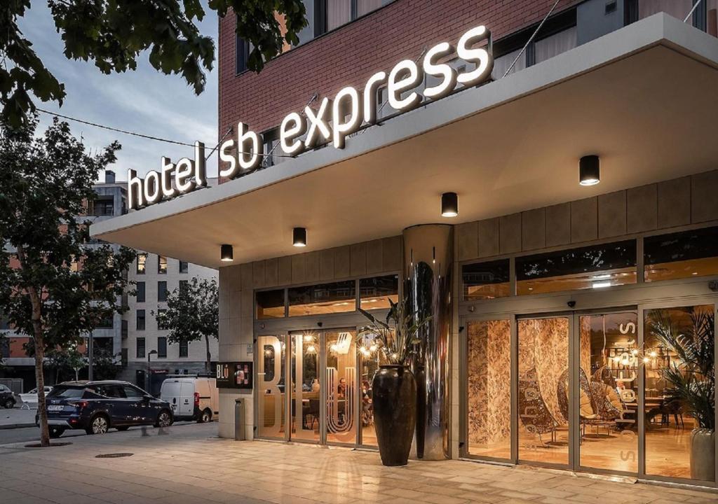 eine Ladefront mit einem Schild, das die Erfahrung des Hotels liest in der Unterkunft Hotel SB Express Tarragona in Tarragona