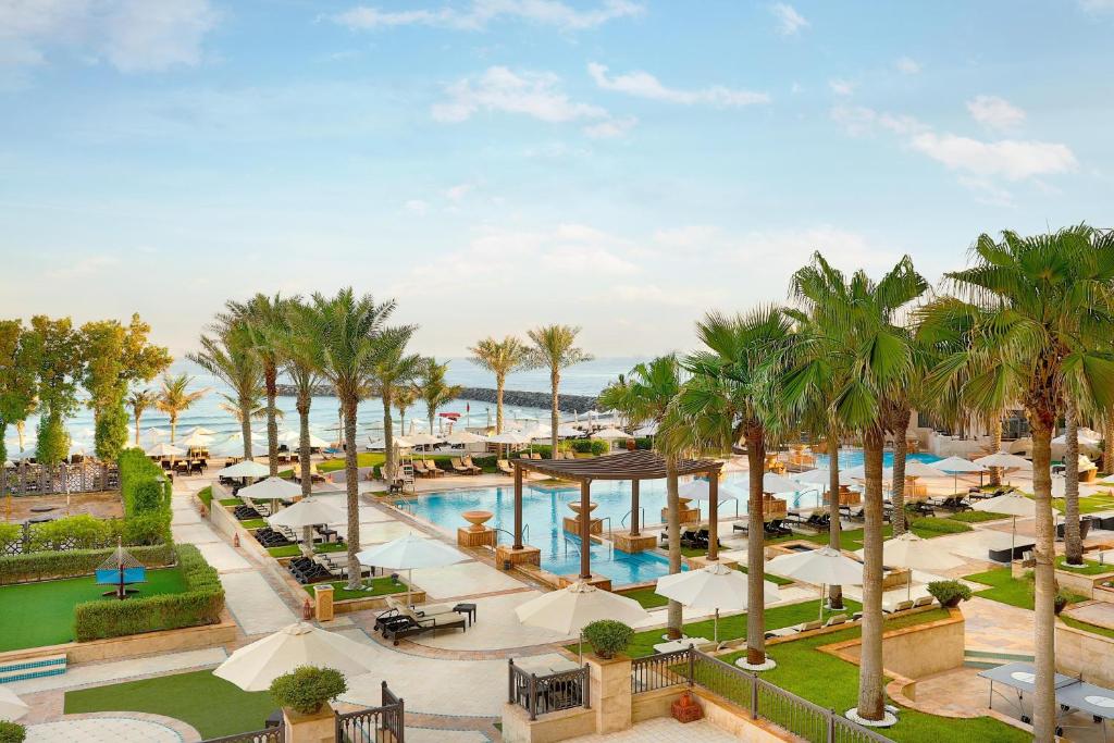 Swimming pool sa o malapit sa Ajman Saray, a Luxury Collection Resort, Ajman