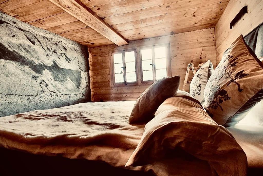 Llit o llits en una habitació de Luxury & Cosy 3.5 rooms apartment in almost 300 years old Chalet