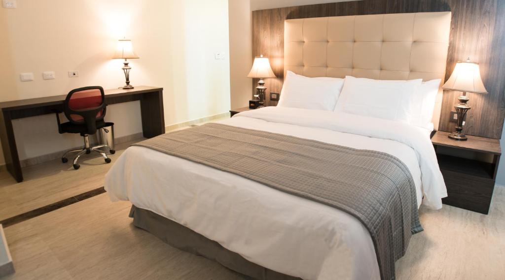 A bed or beds in a room at Hotel HR AMADA Cúcuta