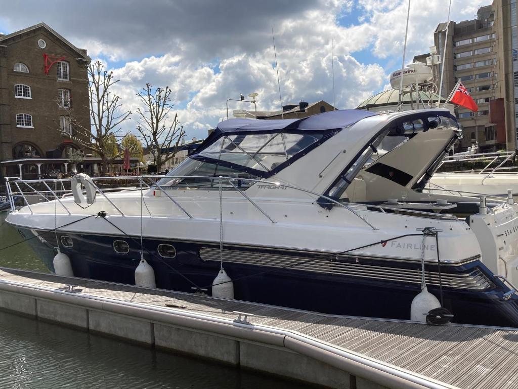 Fotografija v galeriji nastanitve Entire Boat at St Katherine Docks 2 Available select using room options v Londonu