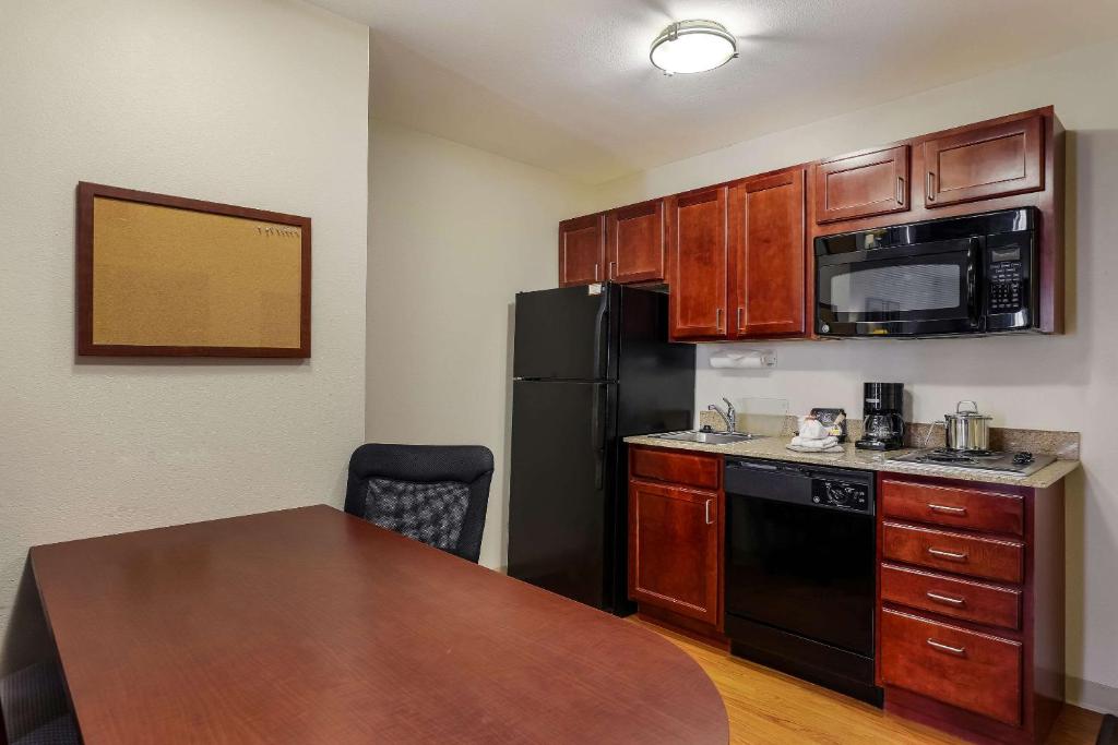 Dapur atau dapur kecil di MainStay Suites Fitchburg - Madison