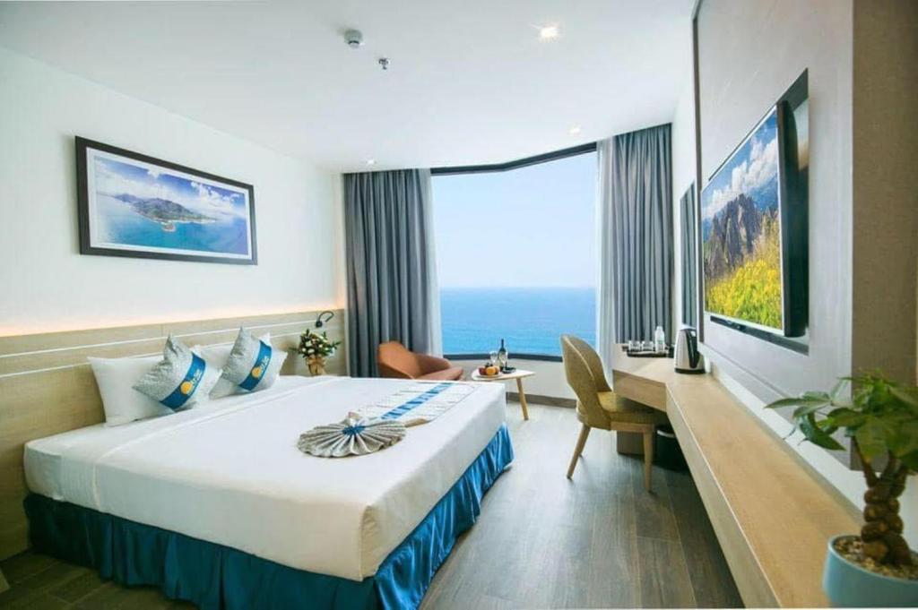 Ліжко або ліжка в номері Lucky Sun Hotel Nha Trang Beach