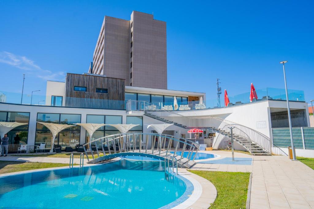 Piscina de la sau aproape de Exe São Lázaro