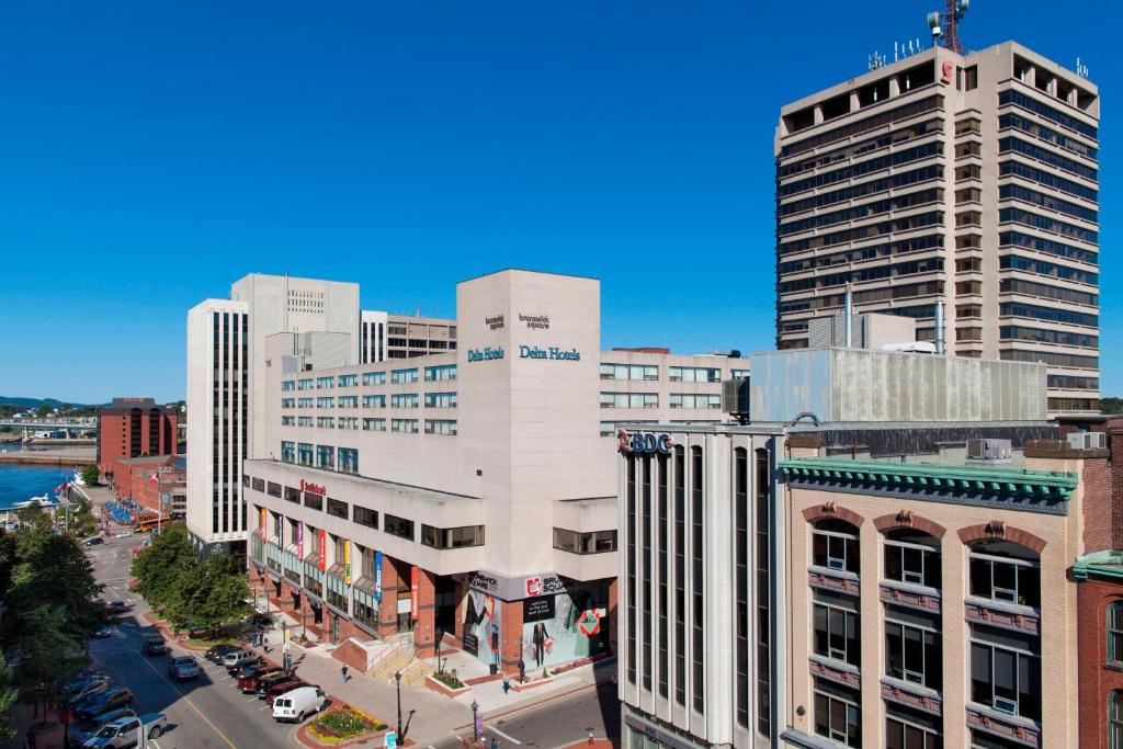 eine Luftansicht einer Stadt mit hohen Gebäuden in der Unterkunft Delta Hotels by Marriott Saint John in Saint John