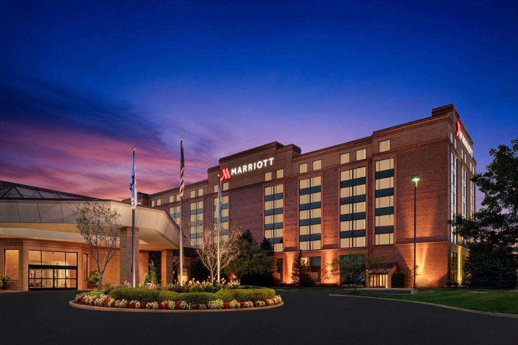 uma representação do hotel mgm à noite em Pittsburgh Marriott North em Cranberry Township