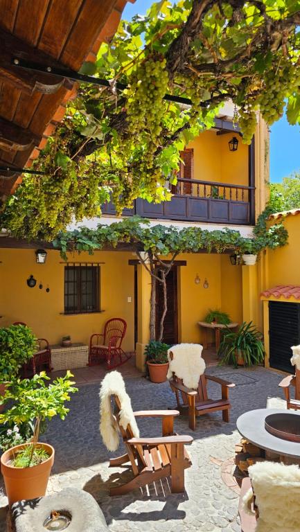 カファヤテにあるVilla Vicuña Cafayate Boutique Hotelのパティオ(椅子、テーブル付)